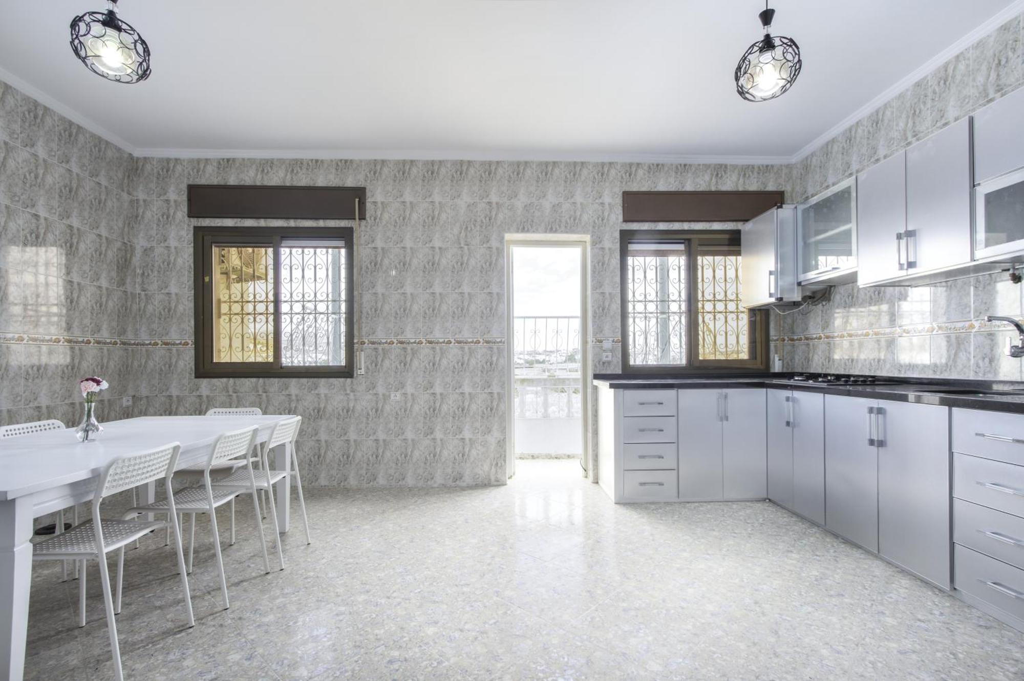 Calmes Et Spacieux Appartement
